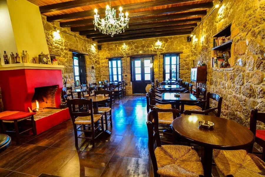 Το καφέ με το κόκκινο τζάκι, ξύλινα τραπέζια και πολυέλαιο